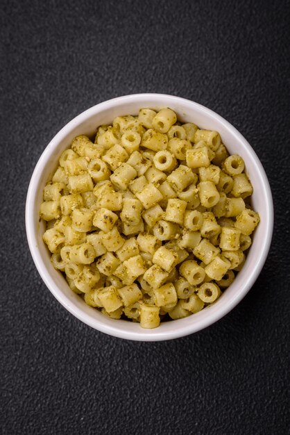 Foto deliziosa pasta di ditali di grano duro con sale e spezie