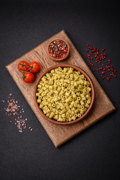 Foto deliziosa pasta di ditali di grano duro con sale e spezie