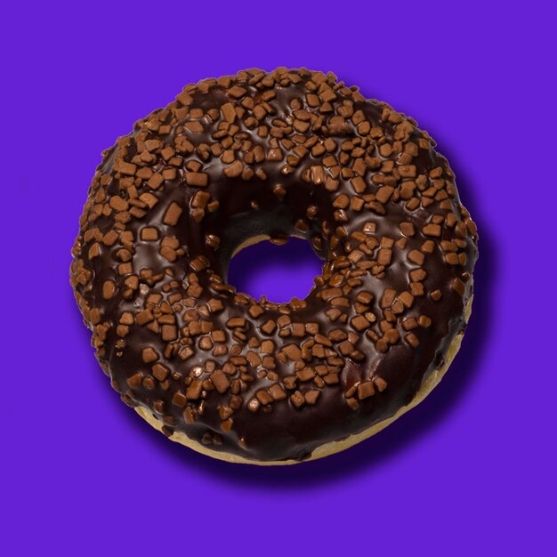 파란색 배경에 격리된 다크 초콜릿이 있는 맛있는 도넛