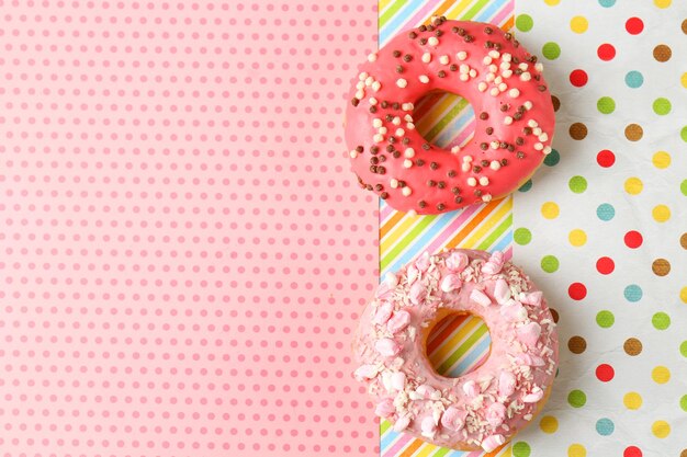 Photo delicious donuts on colorful background