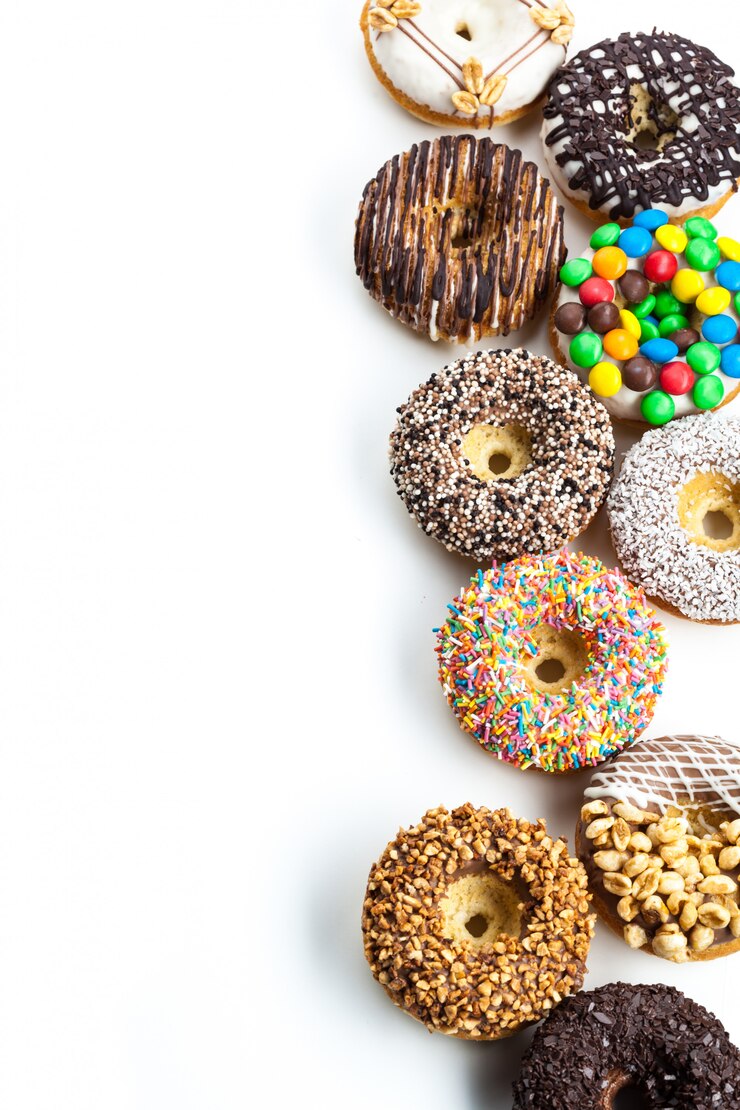 Photo delicious donuts with icing isolated on white