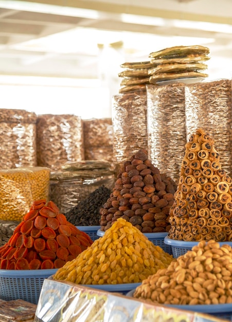 Вкусные сухофрукты на рынке в городе Самарканд