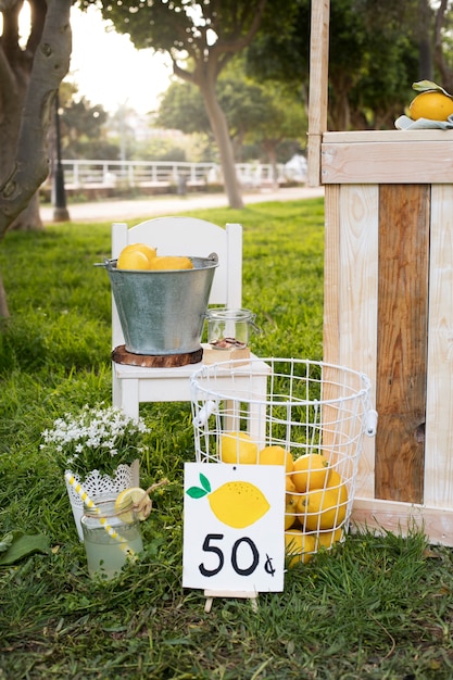 Photo delicious drinks by lemonade stand