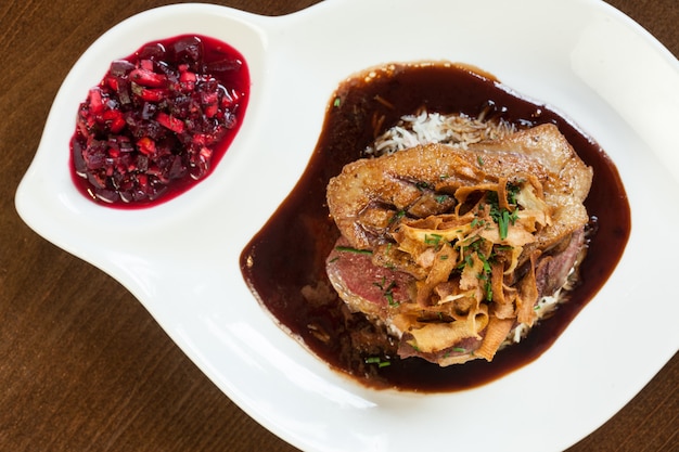 Photo delicious duck breast dish with gravy and rice