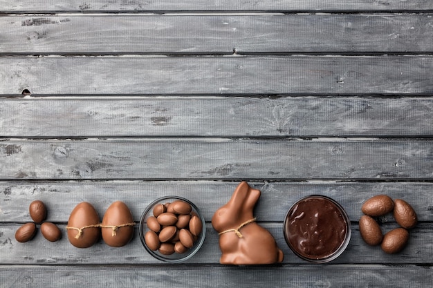 Вкусные пасхальные яйца и сладости с шоколадным кроликом