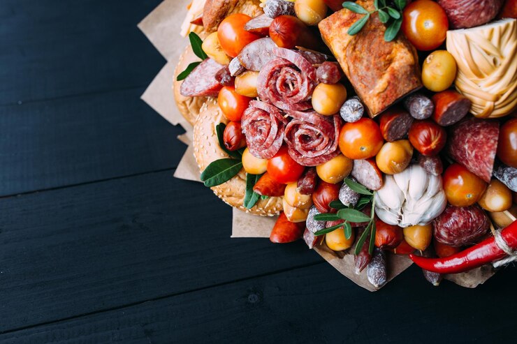 Фотография вкусный съедобный букет сосисок, помидоров, сыра, подарок для человека.
