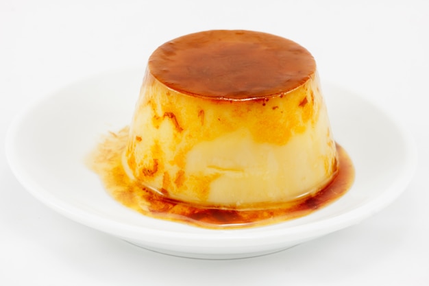 Liquido al forno flan caramello uovo delizioso isolato