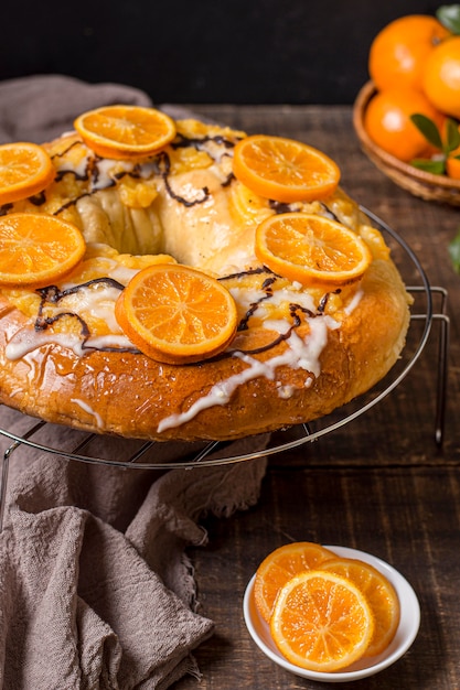 Photo delicious epiphany day cake with oranges