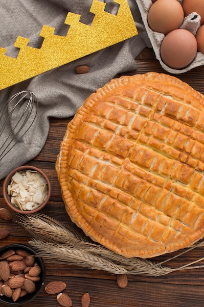 Foto delizioso dessert e ingredienti della torta dell'epifania