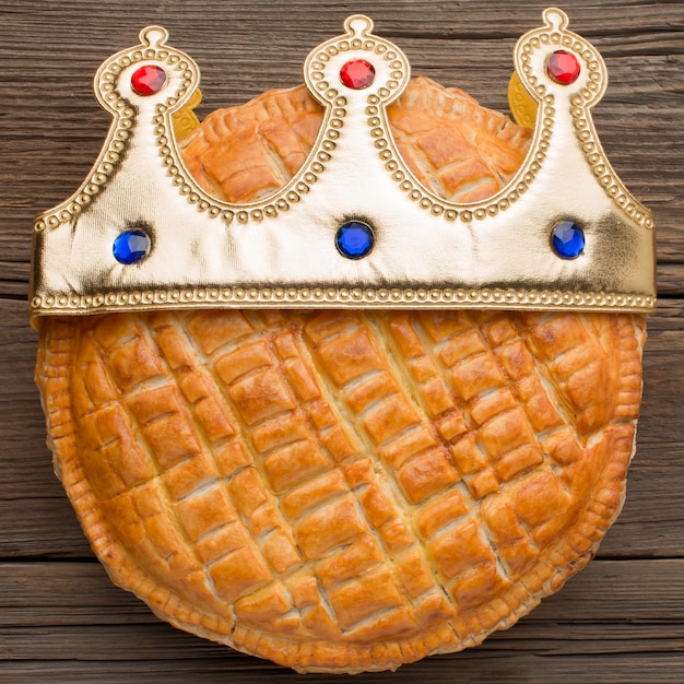 Photo delicious epiphany pie dessert wearing a crown