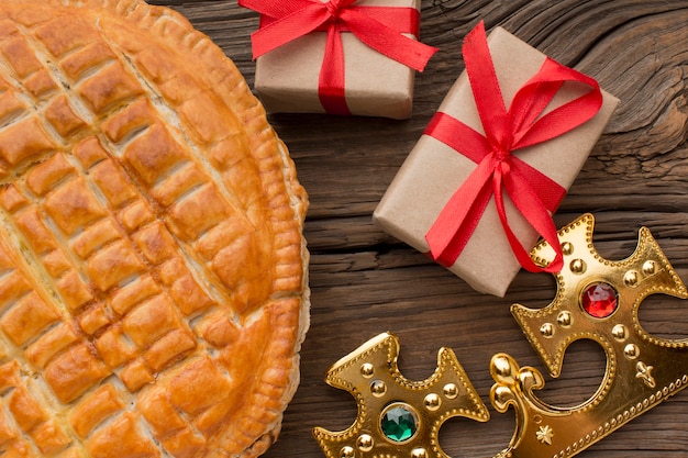 Photo delicious epiphany pie dessert with gifts