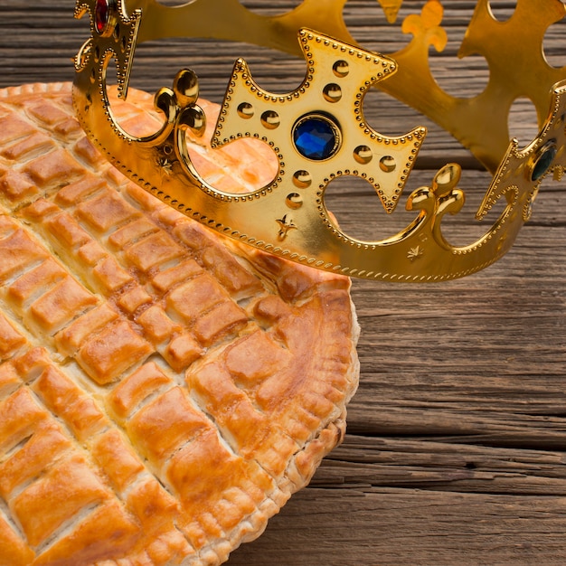 Photo delicious epiphany pie dessert on wooden background