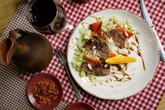 손님을 기다리는 큰 테이블에 맛있는 유럽 및 슬라브 요리. 음식과 평면도가있는 테이블