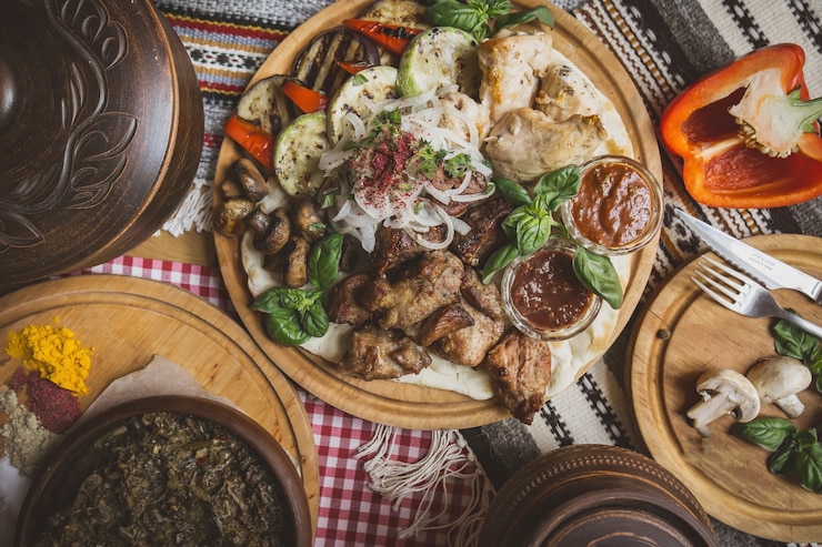 Фотография вкусные блюда европейской и славянской кухни на большом столе ждут гостей. стол с едой и вид сверху