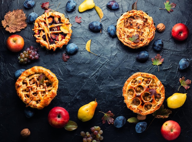 Deliziosa torta autunnale con frutta