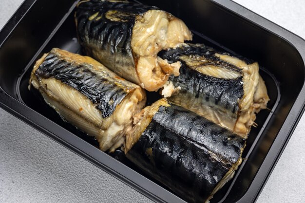 Photo delicious fish dishes in a black box delivery