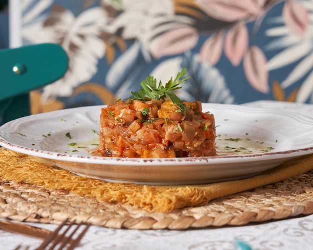 Foto deliziosa tartare di pesce su un piatto bianco concetto di cibo italiano pronto da mangiare in un ristorante