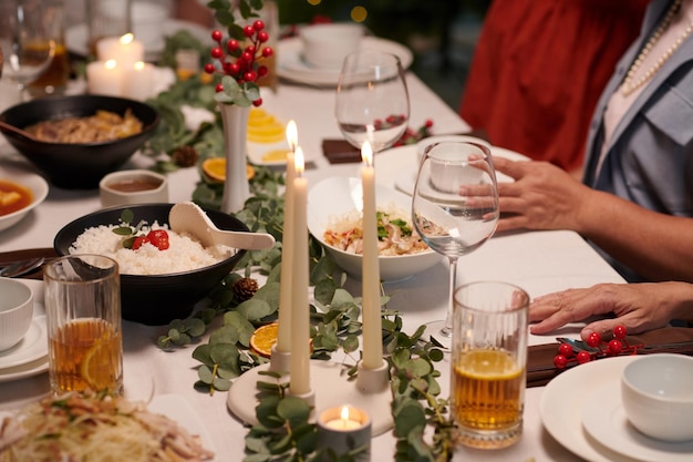 Foto cibo delizioso sulla tavola della cena di natale