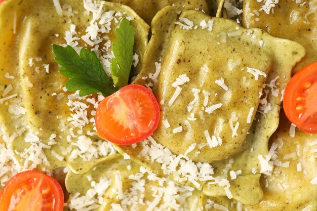 Concetto di cibo delizioso con ravioli da vicino?