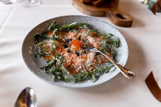 Deliziosa insalata di cibo in un piatto su un tavolo in un ristorante