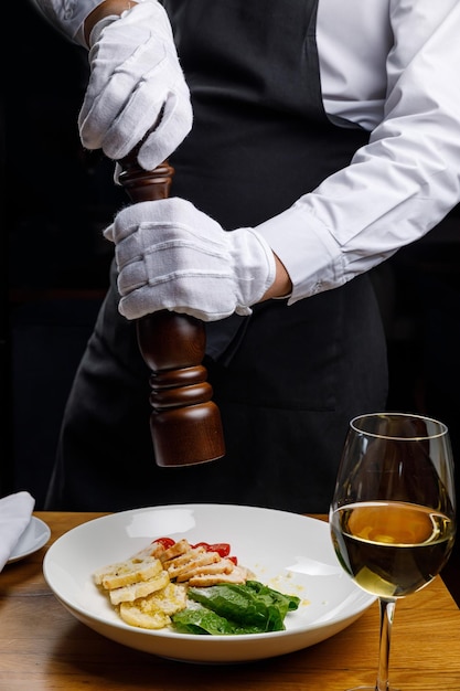 Foto cibo delizioso su un tavolo di legno in un ristorante premium