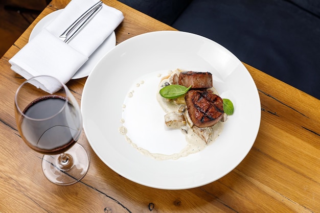 Foto cibo delizioso su un tavolo di legno in un ristorante premium