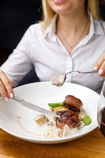 Foto cibo delizioso su un tavolo di legno in un ristorante premium