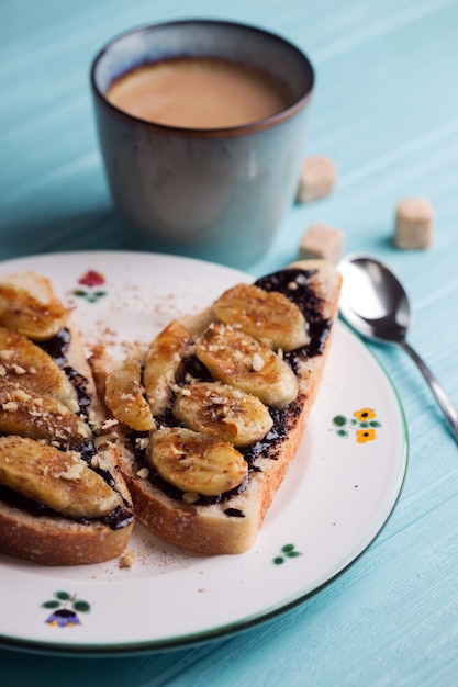 Foto deliziosa colazione francese - toast con cioccolato e banane fritte?