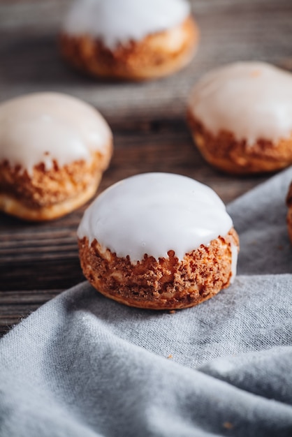 사진 크림으로 가득 찬 맛있는 프랑스 choux craquelin 패스트리