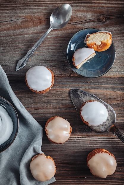 사진 크림으로 가득 찬 맛있는 프랑스 choux craquelin 패스트리