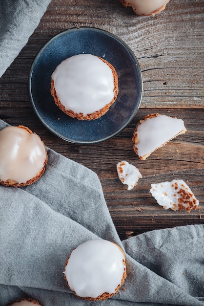 사진 크림으로 가득 찬 맛있는 프랑스 choux craquelin 패스트리