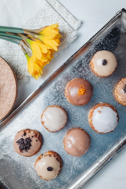 Foto deliziosi pasticcini francesi choux craquelin ripieni di crema