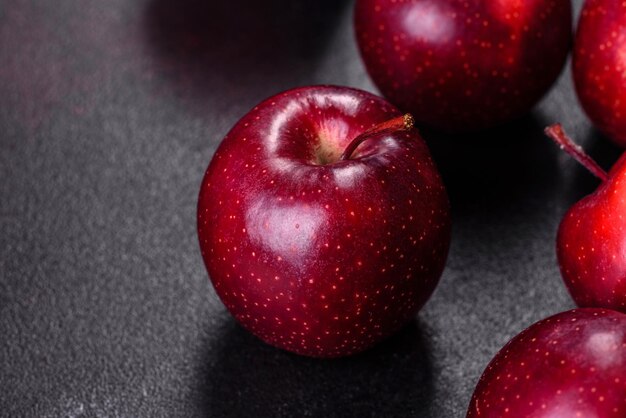 어두운 콘크리트 배경에 빨간색으로 맛있는 신선한 사과