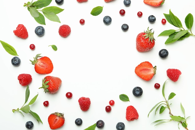 Delizioso mix di frutti di bosco freschi su bianco