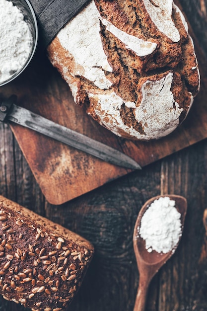 Pane fresco delizioso su fondo di legno