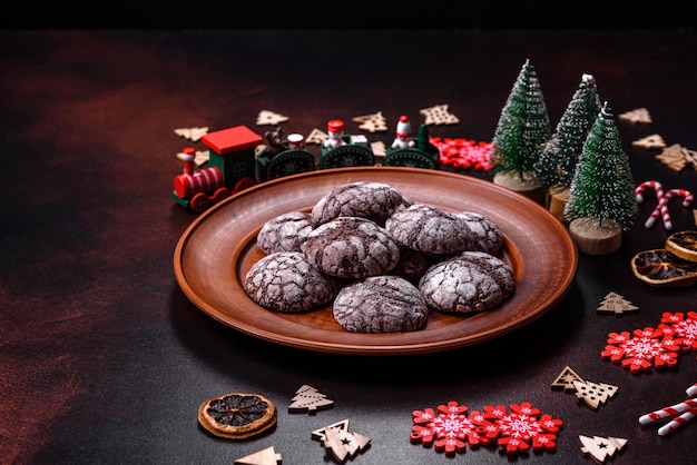 Photo delicious fresh brownies with christmas decorations on a dark concrete background