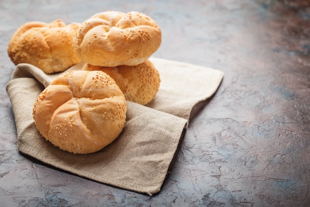 Photo delicious fresh buns with sesame seeds