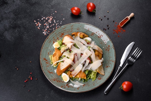 Фото Вкусный свежий салат цезарь с куриным мясом, панировочными сухарями, помидорами и листьями салата. здоровая пища