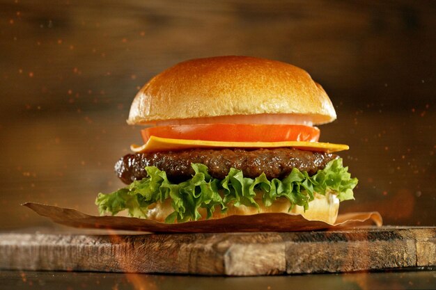 Photo delicious fresh cheeseburger with old wooden background