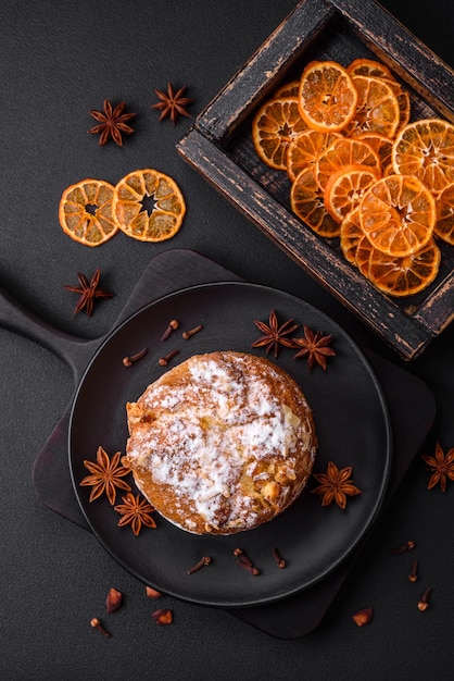 Deliziosa torta natalizia fresca con panettone alla frutta e uvetta