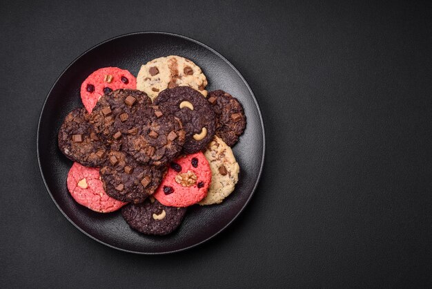 Фото Вкусное свежее хрустящее овсяное печенье с шоколадом и орехами