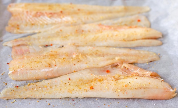 Foto delizioso filetto di nasello di pesce fresco con spezie ed erbe aromatiche