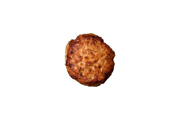 Вкусные свежие жареные мелкие рыбные котлеты с специями и травами