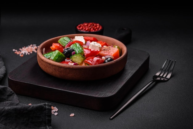 Вкусный свежий греческий салат с оливками, помидорами и огурцами из сыра фета