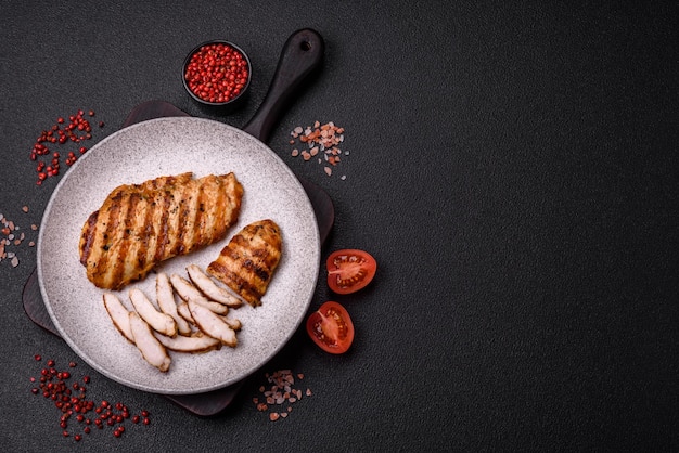 Foto delizioso filetto di pollo fresco alla griglia con spezie ed erbe