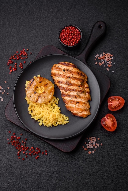 맛있는 신선 한 그릴 된  필레 와 향신료 와 허브