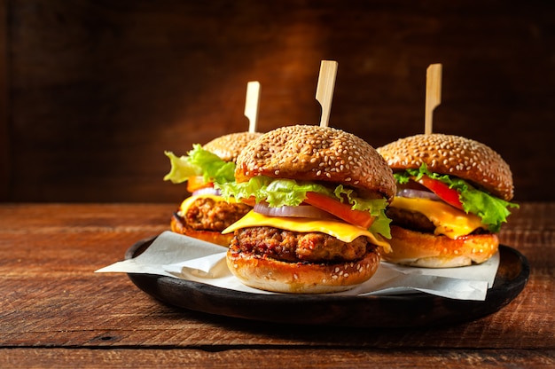 Photo delicious fresh homemade burger on wooden plate