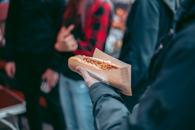 Deliziosi hot dog freschi alla griglia