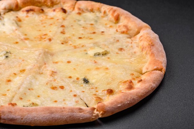 맛있고 신선한 뜨거운 피자 4개의 치즈가 조각으로 잘립니다.