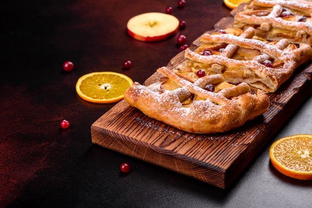 사과, 배, 딸기와 함께 구운 맛있는 신선한 파이. 맛있는 아침 식사를위한 신선한 패스트리